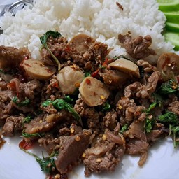 กระเพราเนื้อรวม (ราดข้าว)