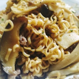 มาม่าผัดเห็ด 3 อย่าง