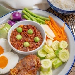 ชุดน้ำพริกลงเรือ หมูทอด ไข่เค็ม ผักสด