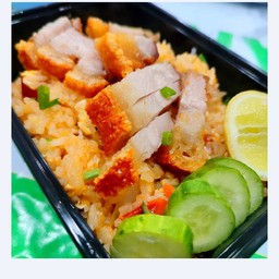 ข้าวผัดหมูกรอบ
