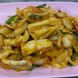 ปลาหมึกผัดผงกระหรี่