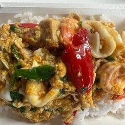 หมูกรอบปลาหมึกกุ้ง ผัดผงกระหรี่ ราดข้าว