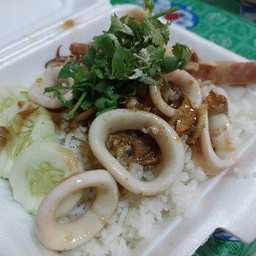 ปลาหมึกกระเทียมราดข้าว