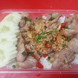 ข้าวหมูชิ้นคั่วพริกเกลือ