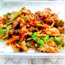 ผัดเผ็ดหมูชิ้นราดข้าว