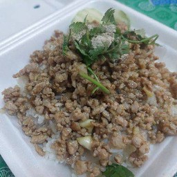 หมูสับกระเทียมราดข้าว