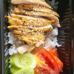 [อร่อยซ่ากับโค้ก] ข้าวไก่กระเพรา +  โค้ก ไม่มีน้ำตาล (กระป๋อง) 