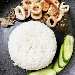 ข้าวราดหมึกกระเทียมพริกไทย