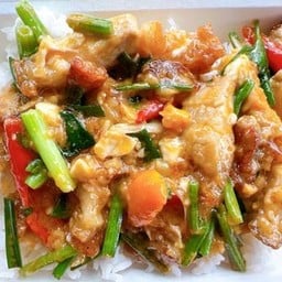 หมูกรอบ ผัดไข่เค็ม ราดข้าว