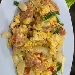 แหนมผัดกระเทียมดอง