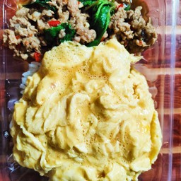 ไข่ข้นลาวาากะเพราหมูสับราดข้าว