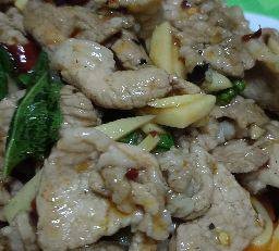 กะเพราหมูชิ้น (กับข้าว)