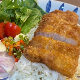 ข้าวขยำหมูสามชั้นทอดไข่ต้ม