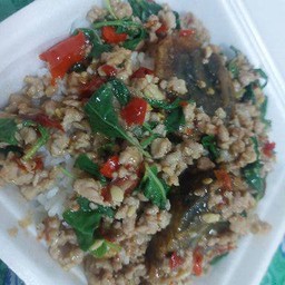 กะเพราไข่เยี้ยวม้าราดข้าว