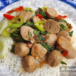 กระเพราลูกชิ้นเนื้อราดข้าว