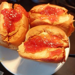 ขนมปังอบเนยไส้สตอเบอรี่