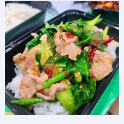 ผัดคะน้าหมูชิ้นราดข้าว