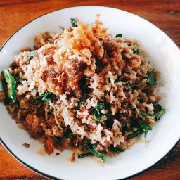 ข้าวคลุกกระเพราลั้นล้า