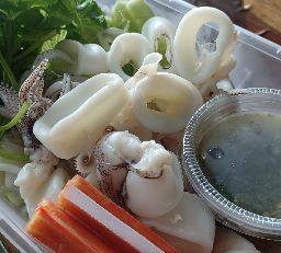 ปลาหมึกลวกน้ำจิ้มซีฟู้ด