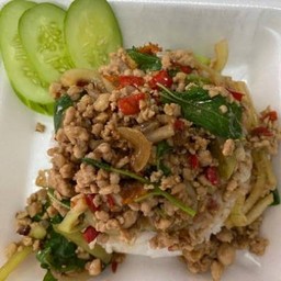 ผัดกะเพราราดข้าว