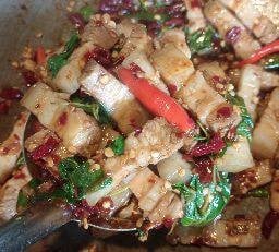 กระเพราหมูสามชั้น(กับข้าว)