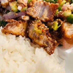 ข้าวราด ลาบแซ่บหมูกรอบ