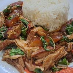 กะเพราขาหมูตุ๋นยาจีน