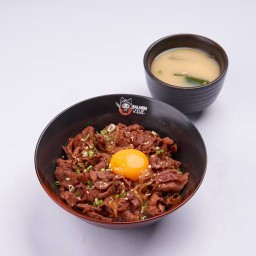 ข้าวหน้าเนื้อวากิว+ไข่แดงสด