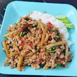 กะเพราหน่อไม้ดองราดข้าว (หน่อไม้ไม่เปรี้ยว)