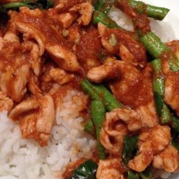 ข้าวราดผัดพริกแกงไก่