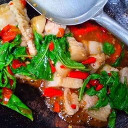 กะเพราหมูสามชั้นราดข้าว