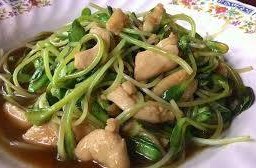 ต้นอ่อนผัดหมูชิ้น