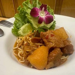 สปาเก็ตตี้ราดแกงมัสมั่นเนื้อ
