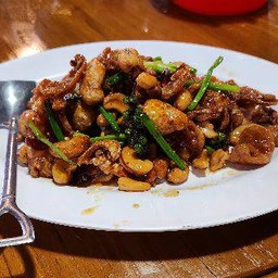 หนังไก่ผัดเม็ดมะม่วง