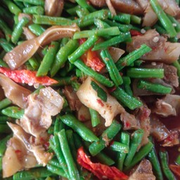 หัวหมูต้มผัดพริกแกงใส่ถั่วหรือใส่ผักบุ้งราดข้าว