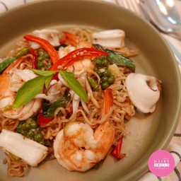 [อร่อยซ่ากับโค้ก] มาม่าผัดขี้เมา +  โค้ก ออริจินัล (กระป๋อง) 