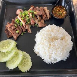 ข้าวหน้าหมูย่างจิ้มแจ่ว