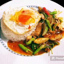 ผัดพริกแกงเนื้อราดข้าว