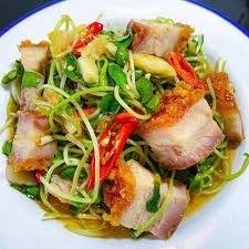 ต้นอ่อนผัดหมูกรอบ