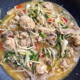 แกงไก่ใส่หน่อไม้ส้ม