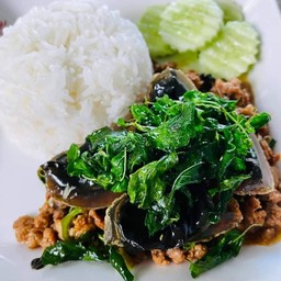 กะเพราหมูสับไข่เยี่ยวม้า