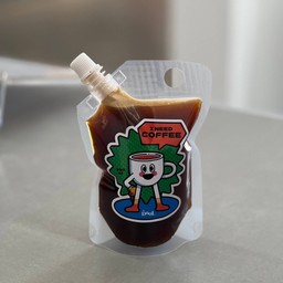 เครื่องดื่มบรรจุถุงฝาเกลียวไม่มีน้ำแข็ง ปริมาณ 200 ml.  เมนูกาแฟอื่นนอกจากอเมริกาโน่ใช้เมล็ดเบสร้าน (pangkhon) ระดับคั่วกลางเข้ม