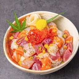 ข้าวหน้าปลาดิบหั่นลูกเต๋า