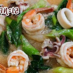 ราดหน้าไข่ใส่กุ้ง