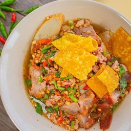 เจ๊ไก่บะหมี่เกี๊ยวต้มยำเย็นตาโฟ