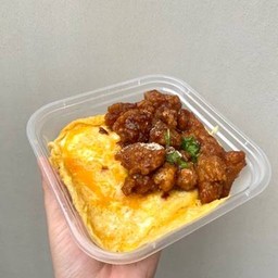 ข้าวไข่ข้นกะเพราไก่กรอบ