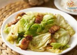 กะหล่ำปลีผัดหมูกรอบ