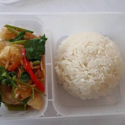 ผัดปลานิลคื่นฉ่ายราดข้าว