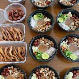 ครัวคุณเก๋(เฮียหยวน) ข้าวหมูทอด,อบ,ย่าง ข้าวหน้าไก่ และข้าวขยำหมู บางพลัด