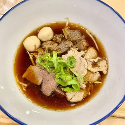 P2 ก๋วยเตี๋ยวมั่วหมู ลูกชิ้น หมูสด หมูตุ๋น ตับ